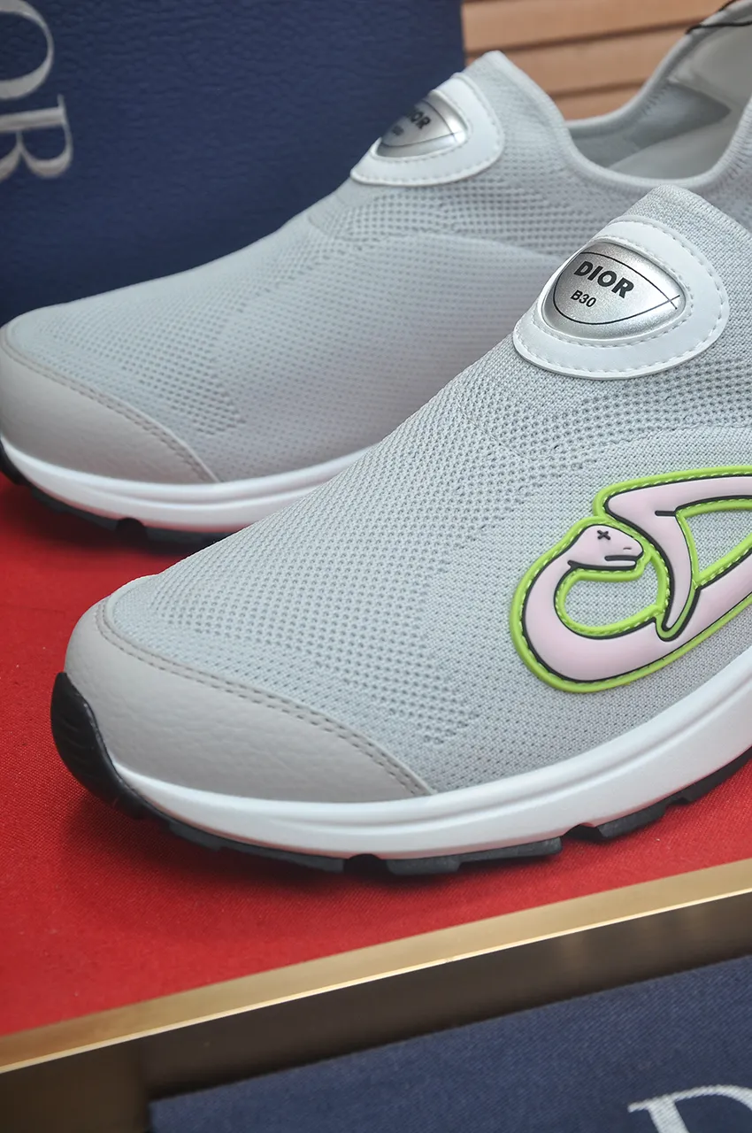 Men's Men's Shoes 💰540💶 𝐂𝐡𝐫𝐢𝐬𝐭𝐢𝐚𝐧 𝐃𝐢𝐨𝐫# Dior breathable fly-knit casual sneakers. The soft and breathable upper complements the lightweight textured effect rubber sole, decorated with various classic details, making it an ideal choice for everyday looks. Can be matched with various casual items to create a refined look Size: 38-46 (45 46 customized)